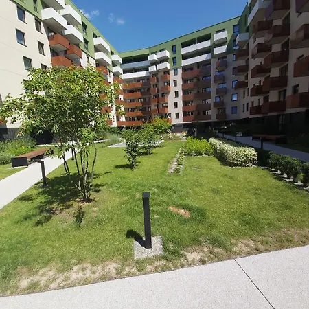 Urban Oasis With A Garage דירה קרקוב