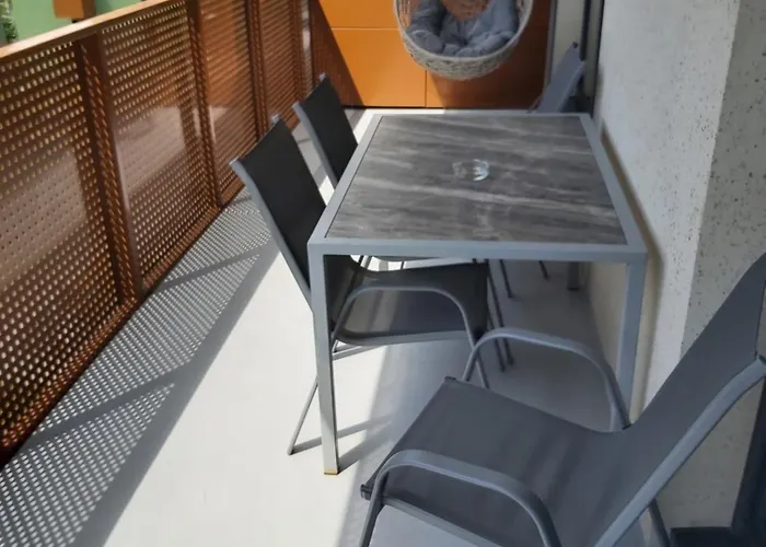 Urban Oasis With A Garage アパート *